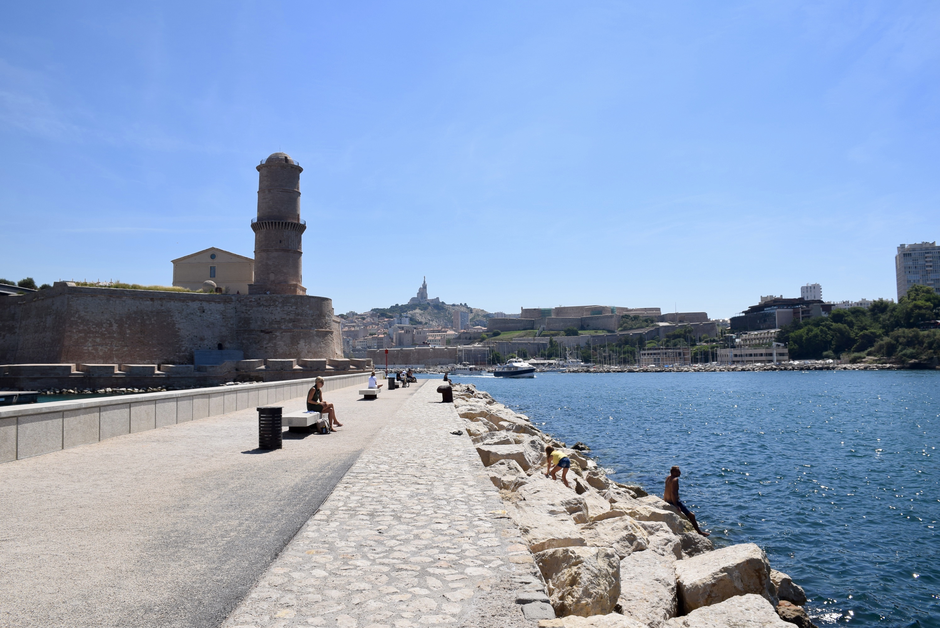 Vieux port Marseille France street art cité phocéenne bateaux mer Méditerranée porte de l'orient histoire quartier du panier mucem musée des civilisations villa Méditerranée architecture tourisme